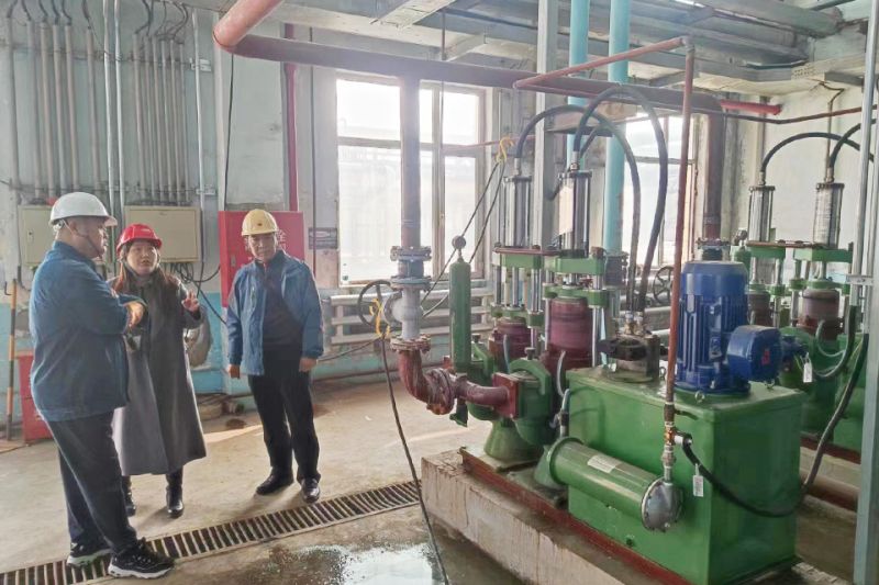 萬(wan)川環保集(ji)糰(tuan)領(ling)導遠赴(fu)吉(ji)林(lin)石(shi)化項(xiang)目(mu)視詧(cha)： 順(shun)利完成設備安(an)裝調試(shi)工(gong)作 待(dai)交(jiao)付(fu)甲方(fang)