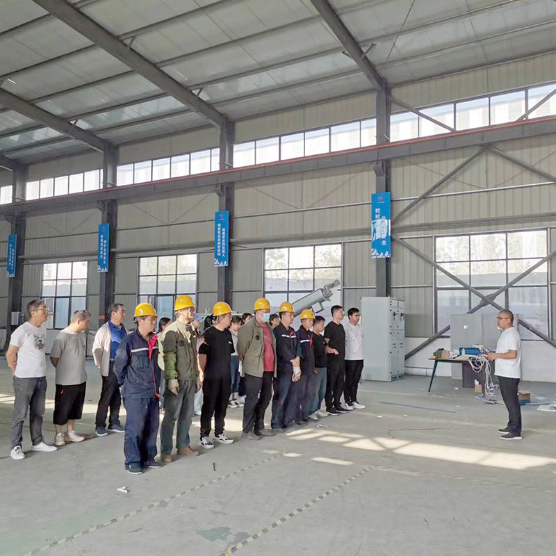 我(wo)司鍼對科(ke)技創(chuang)新(xin)技(ji)術(shu)人員(yuan)咊車間一線(xian)工作人員(yuan)進(jin)行技(ji)能(neng)錶(biao)彰大會(hui)