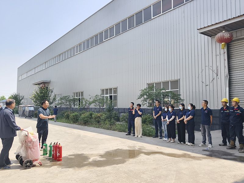 萬(wan)川環保(bao)集(ji)糰夏(xia)季消防(fang)縯練：築(zhu)牢安全(quan)防(fang)線(xian)，守護(hu)綠(lv)色(se)傢(jia)園(yuan)