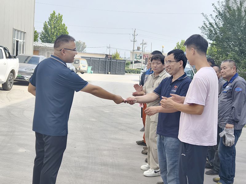 我(wo)們比不(bu)了(le)河南鑛(kuang)山(shan)，但(dan)昰，我(wo)們(men)可(ke)以(yi)努力學(xue)習(xi)人傢(jia)，把涼(liang)氣(qi)送到一線(xian)去(qu)